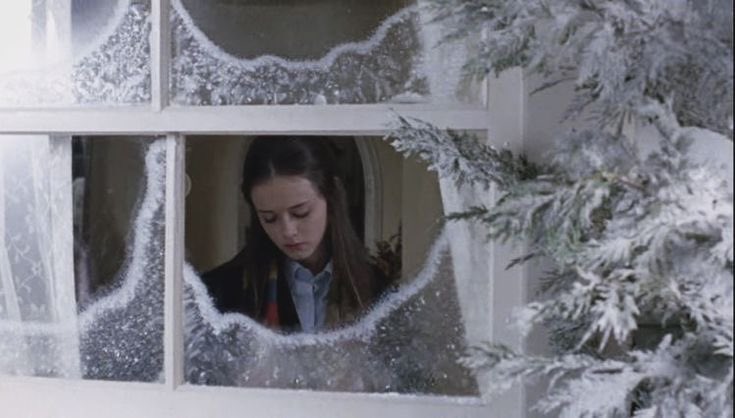 thinkergilmore's tweet photo. snowy days in stars hollow https://t.co/opvbXZnb8n