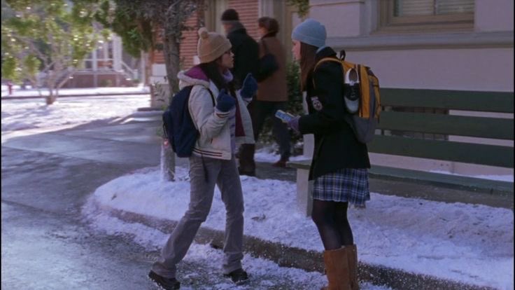 thinkergilmore's tweet photo. snowy days in stars hollow https://t.co/opvbXZnb8n