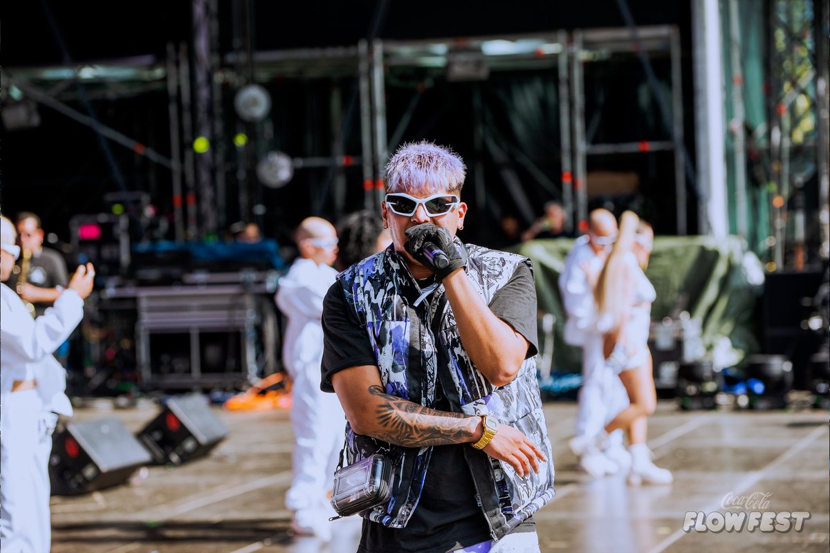 CocaCola_Flow's tweet photo. #MichaelG abriendo la tarima del escenario Sprite 🔥💜 https://t.co/GTx1YcyAQA