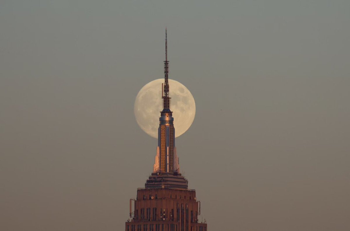 The moon is horrible at hiding 

📷: <a href="/garyhershorn/">Gary Hershorn</a>