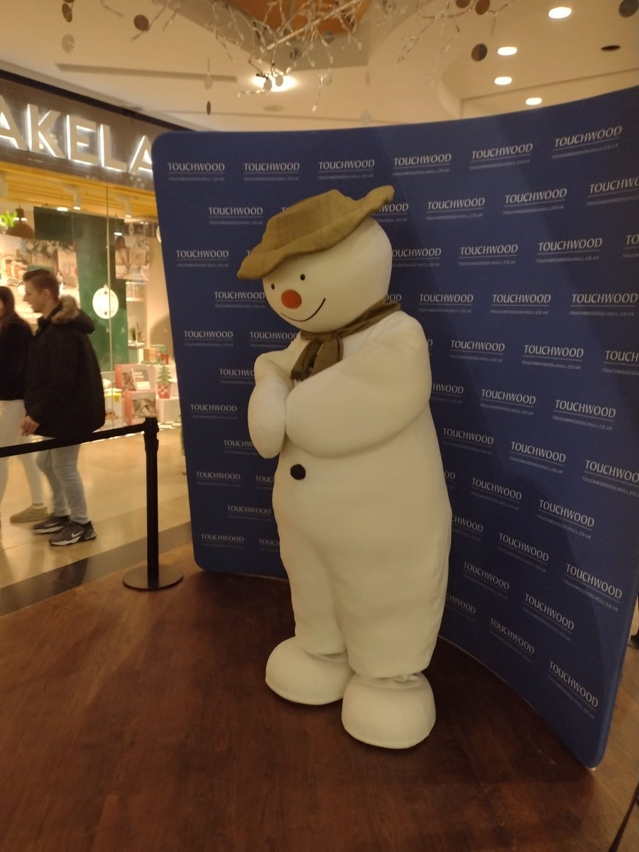 AD~ We had a lovely afternoon @TouchwoodTweets for their Christmas light switch on event. There were so many free and affordable activities happening. Including meet and greet with the Snowman ⛄ and a beautiful live performance from Bjorn the Polar Bear