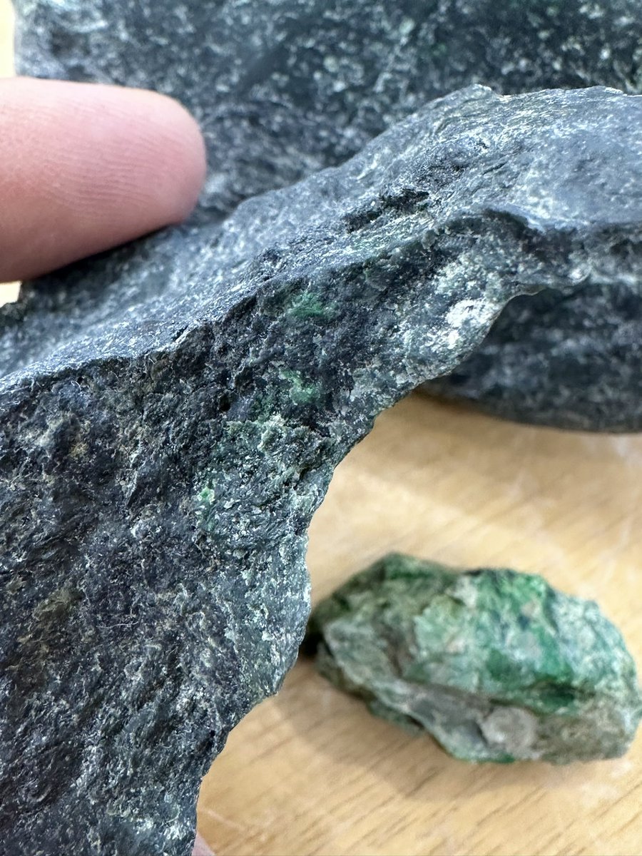 よろず屋★翡翠原石★糸魚川硬玉【山之坊コスモクロア・切り出し225ｇ】 ☆翡翠原石☆糸魚川硬玉【山之坊・コスモクロア・切り出し端材