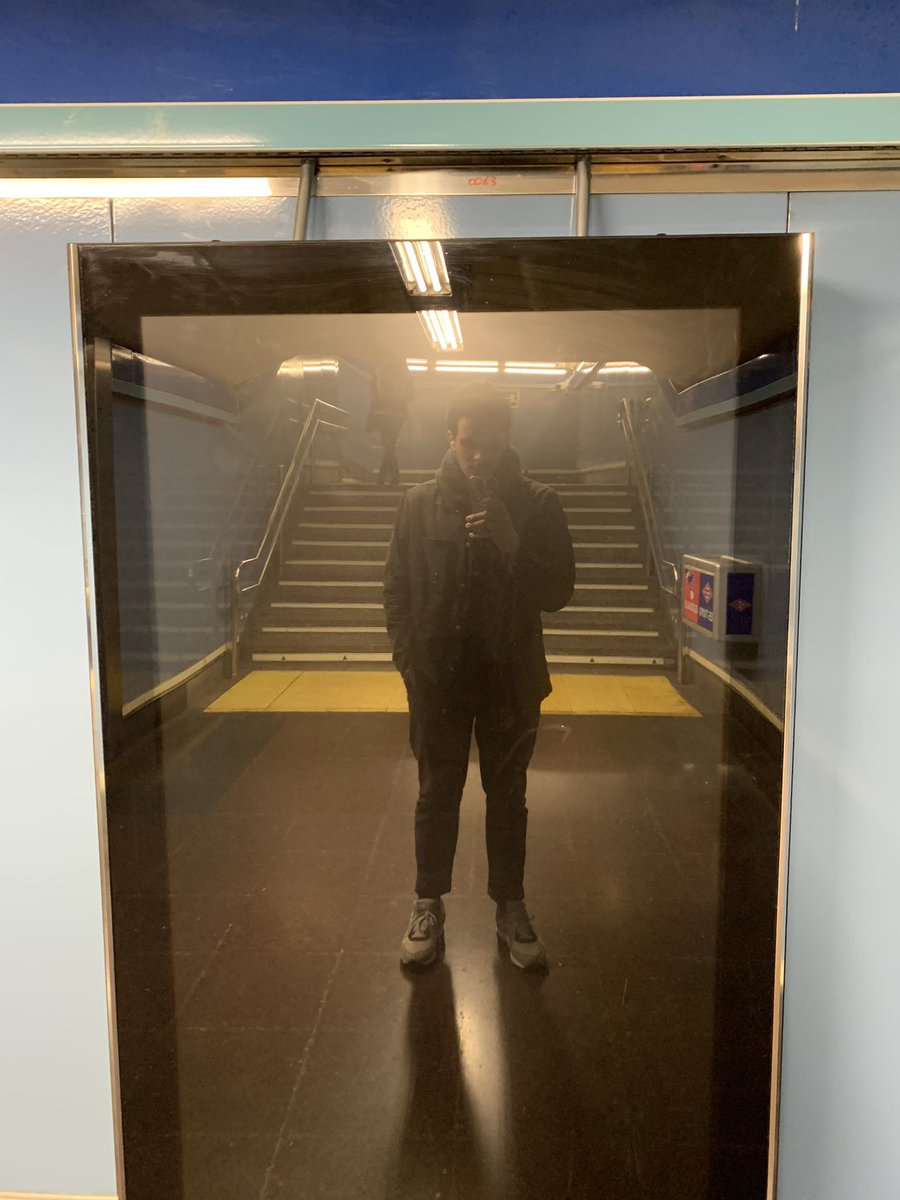 zevenuela's tweet photo. selfie en el metro? selfie en el metro https://t.co/ICnSETTrNM
