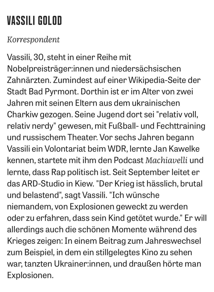Vassili Golod (@vassiligolod) on Twitter photo Danke! <a href="/zeitcampus/">ZEIT Campus</a> zählt mich 2023 zu den 30 Menschen bis 30, die Mut schenken. Das schenkt mir Mut, ein altes Foto mit euch zu teilen. Es zeigt mich als „rasenden Reporter“. Diesem Job (und den Wortwitzen) versuche ich auch in den kommenden Berufsjahren gerecht zu werden. Danke! <a href="/zeitcampus/">ZEIT Campus</a> zählt mich 2023 zu den 30 Menschen bis 30, die Mut schenken. Das schenkt mir Mut, ein altes Foto mit euch zu teilen. Es zeigt mich als „rasenden Reporter“. Diesem Job (und den Wortwitzen) versuche ich auch in den kommenden Berufsjahren gerecht zu werden.