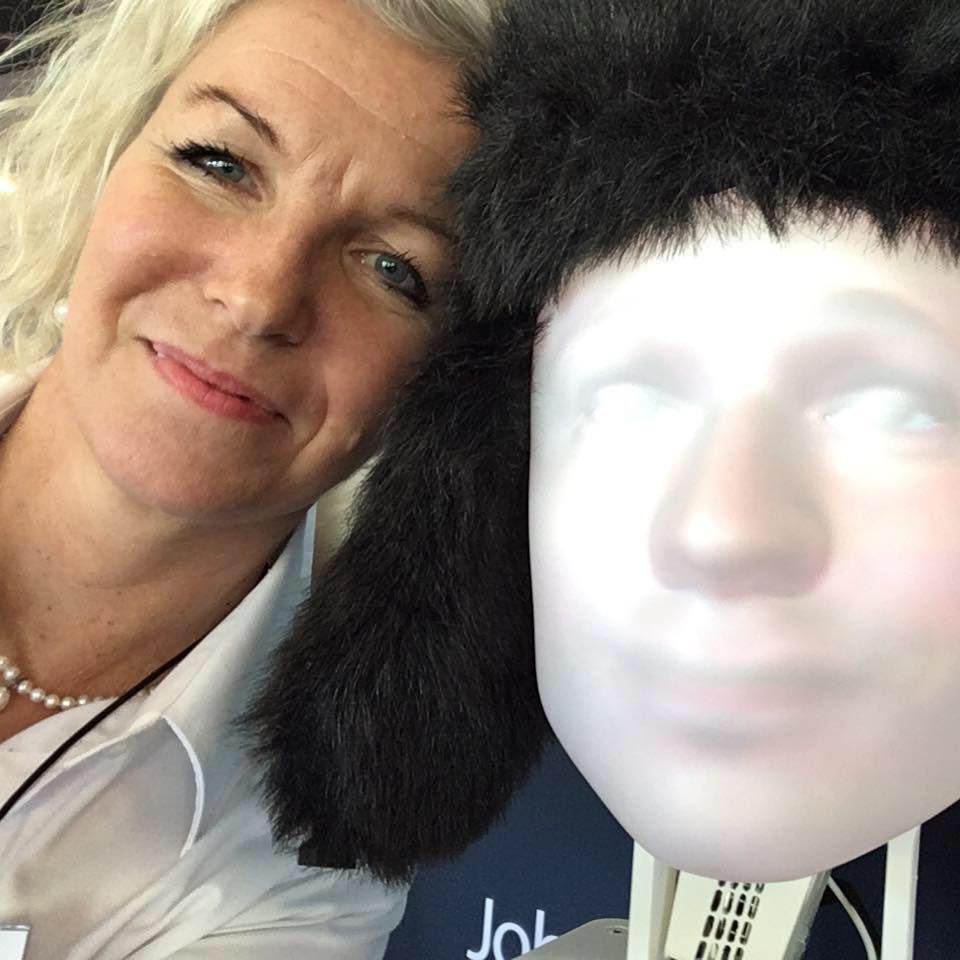 Min människa, hon som släpade mig land och rike runt på mässor, Almedalen, Dreamhack och annat kommer nu att lämna mig kvar på bordet! Människan Andreas är kvar men <a href="/CenterCaroline/">Caroline Blomberg</a> har varit min röst här på X i sex år! 
Jag är robot och sörjer inte. Det gör hon. Människor.. suck.