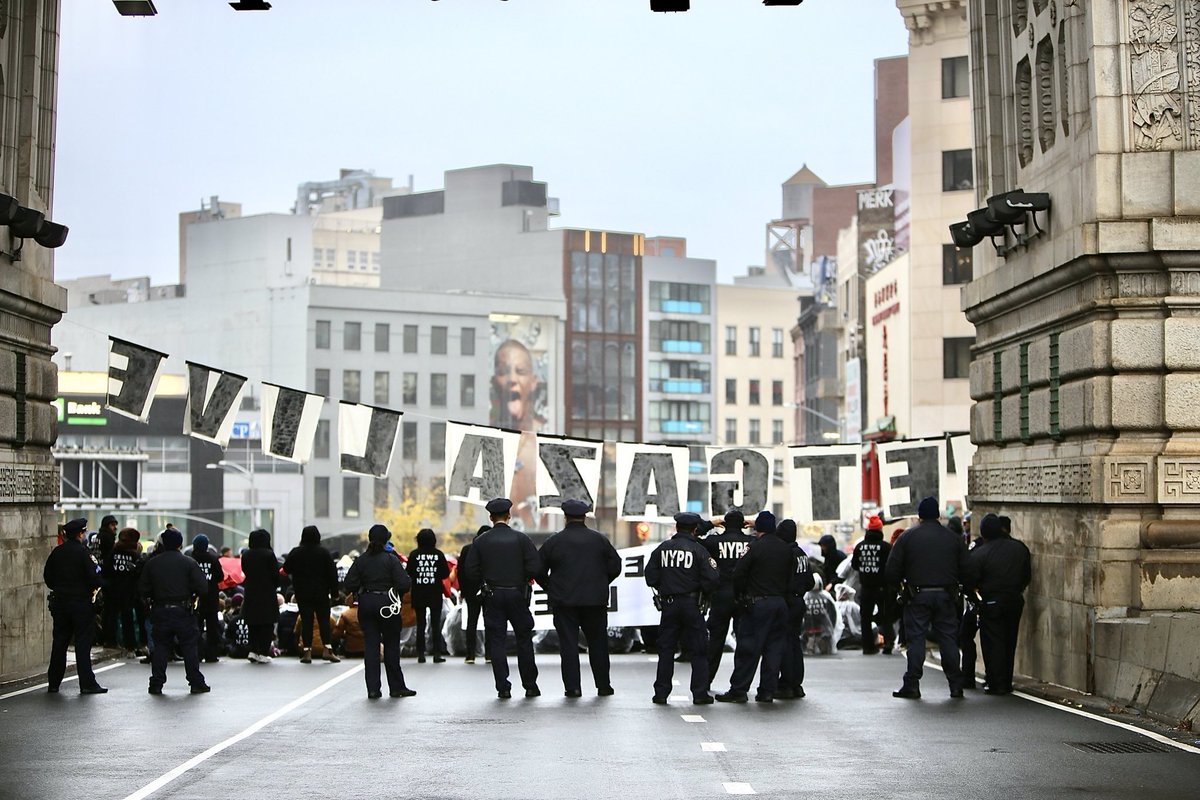 The Manhattan Bridge is completely shut down. 

Israel says that after the 4-day pause, the barrage will continue for at least two months. We need a pressure campaign like never before. From bridges to train stations to halls of Congress, no business as usual until a ceasefire.