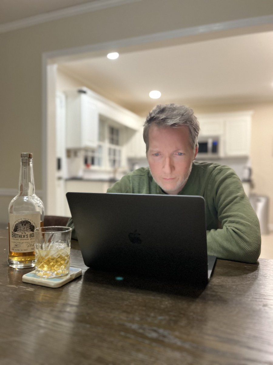 Kevin_L_Johnson's tweet photo. The work never stops. #nodaysoff #workbegetswork #makeyourownbreak #tvpilot https://t.co/C8i4hrdJXc