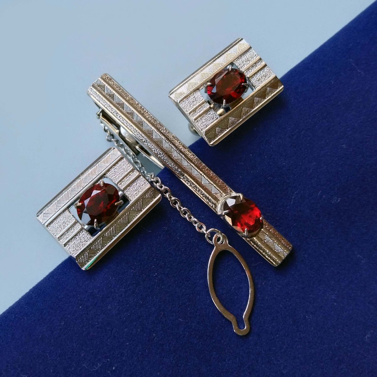 sochicfinds.com/products/oval-…
Garnet Cufflinks and Tie Clip Set, Vintage Gemstone Jewelry #GarnetCufflinks #TieClip , #VintageCufflinks #GemstoneCufflinks