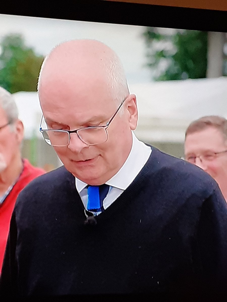 ClareAye's tweet photo. When will @BBC_ARoadshow give @GeoffreyMunn1 an all jewellery/Fabergé special!!? 😍 #AntiquesRoadshow https://t.co/EDKfv5hgRw