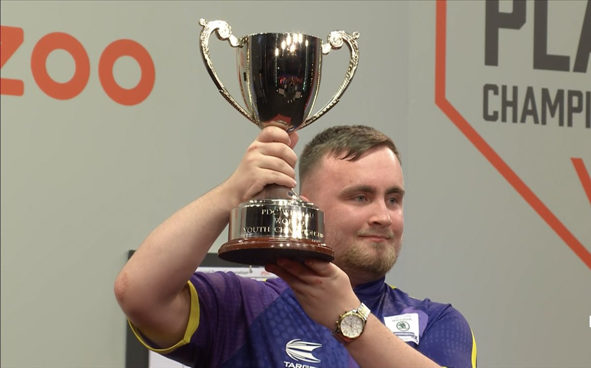 livedarts's tweet photo. 𝟏𝟔 𝐲𝐞𝐚𝐫𝐬, 𝟏𝟎 𝐦𝐨𝐧𝐭𝐡𝐬 𝐚𝐧𝐝 𝟓 𝐝𝐚𝐲𝐬 🤯

Luke Littler becomes the youngest player to win the PDC World Youth Championship ☢️🏆 https://t.co/MkOmJNjYHU