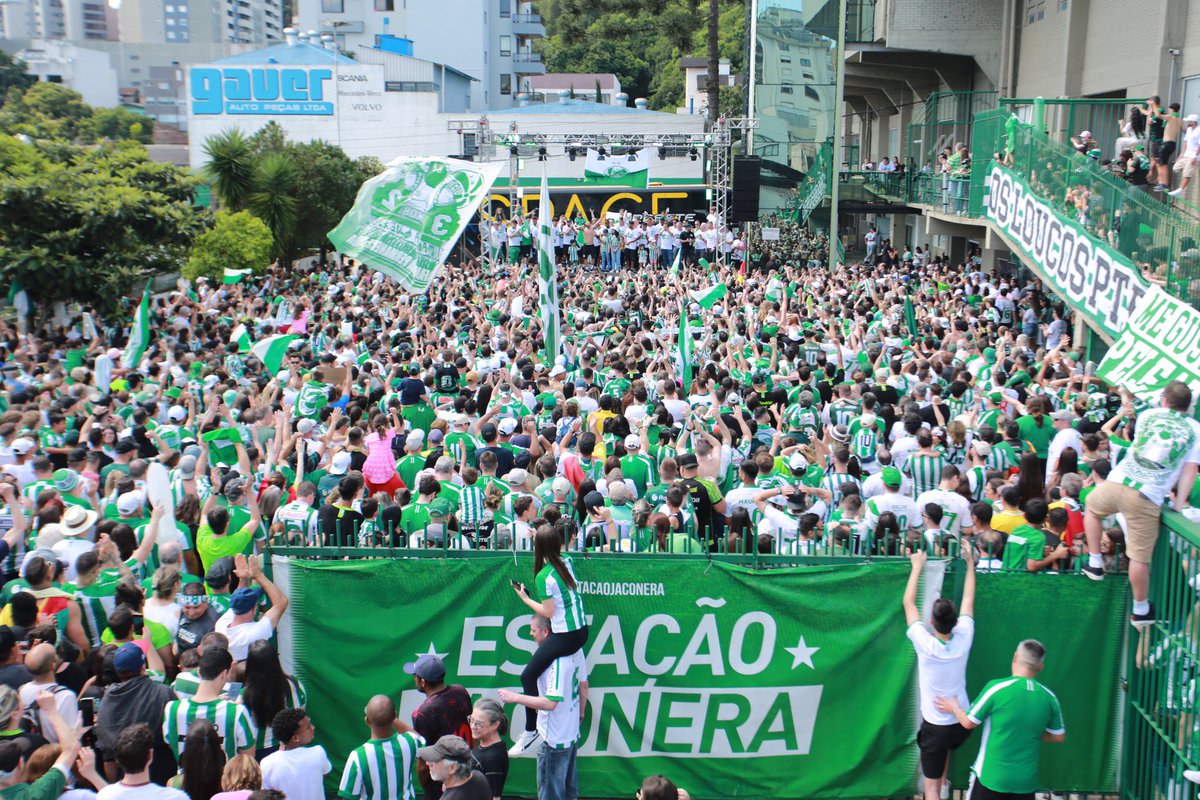 ECJuventude's tweet photo. OBRIGADO PAPADA, SEMPRE JUNTOS 🇳🇬 E AGORA É NA SÉRIE 🅰️ 

📷 Fernando Alves 

#OJuÉSérieA https://t.co/EFNvTMBdsN