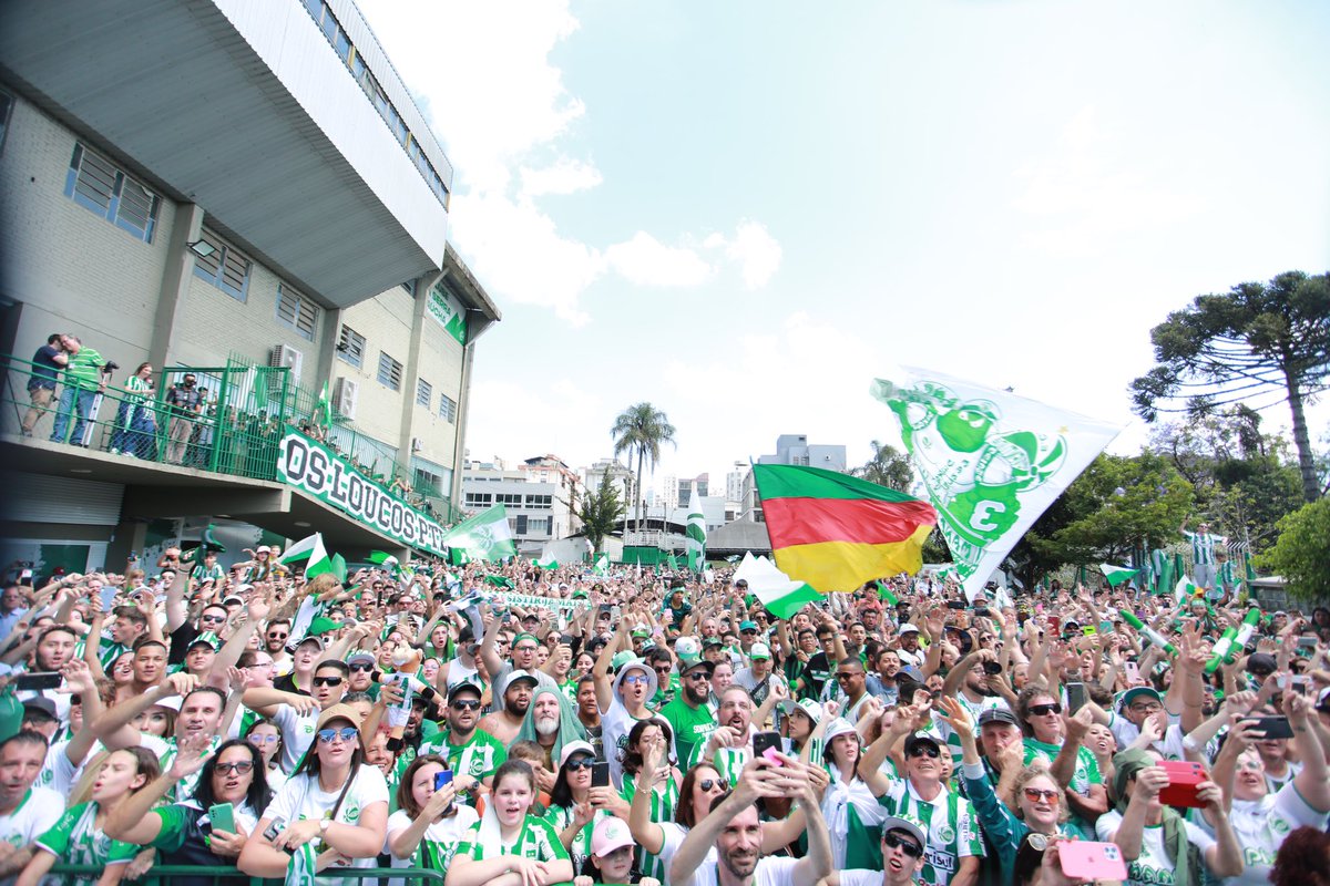 ECJuventude's tweet photo. OBRIGADO PAPADA, SEMPRE JUNTOS 🇳🇬 E AGORA É NA SÉRIE 🅰️ 

📷 Fernando Alves 

#OJuÉSérieA https://t.co/EFNvTMBdsN