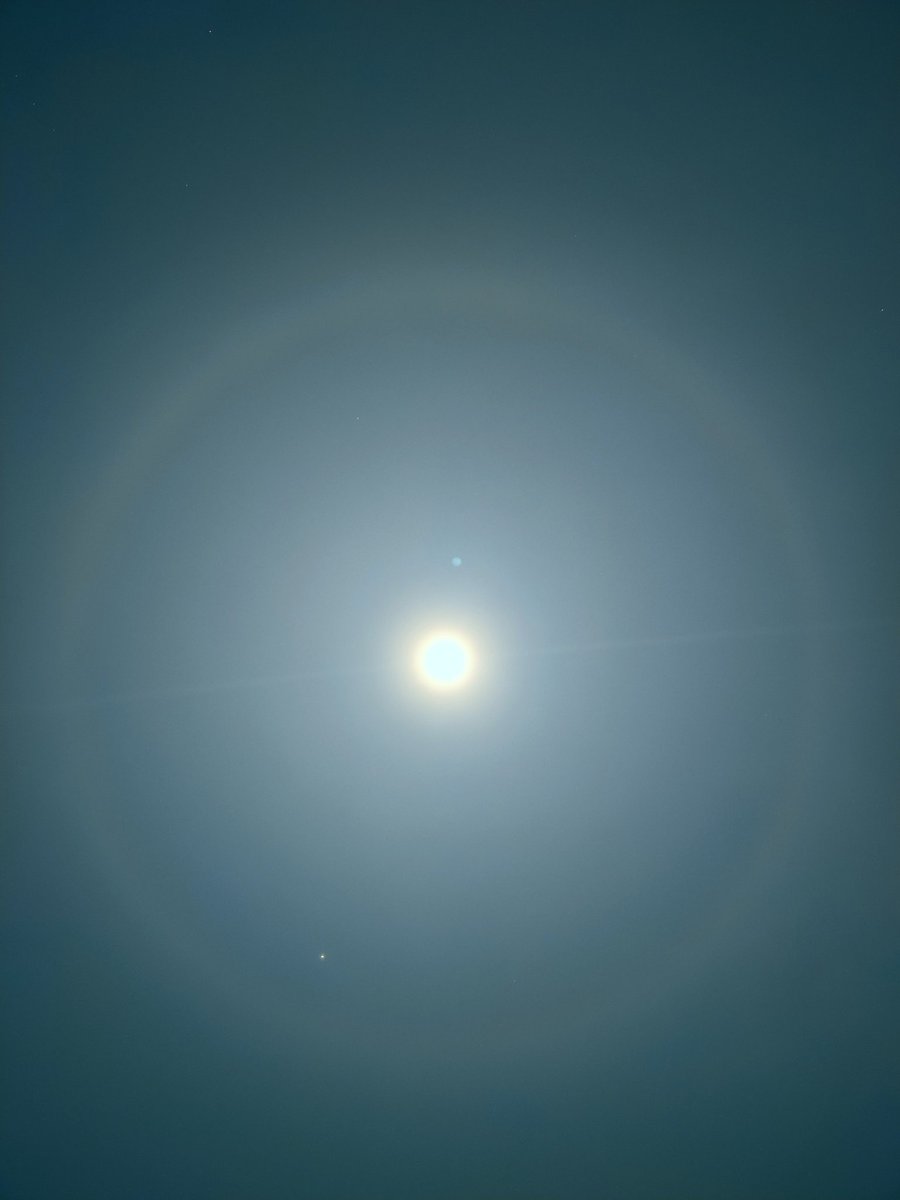 arpit_nnd's tweet photo. A shot of the #LunarHalo captured from #Varanasi @ 11:34 PM https://t.co/ihiDlAtPrK