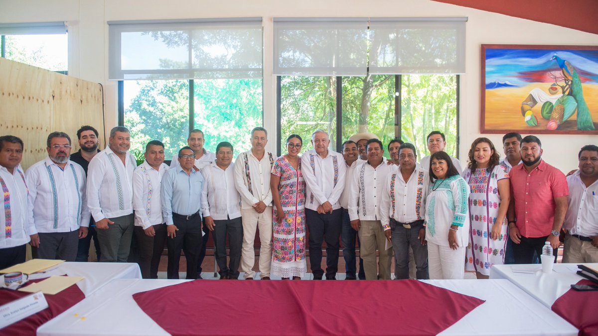 MarioBravoSoria's tweet photo. 📸El mandatario @lopezobrador_ finalizó su gira de cinco días en Guerrero y Oaxaca. 
📌Hoy, el presidente no pudo acudir a la inauguración del CRIT en Tlapa, Guerrero, debido a un clima de hostilidad por parte de maestros que irrumpieron en dichas instalaciones.
@Notimex https://t.co/K72HikROJs
