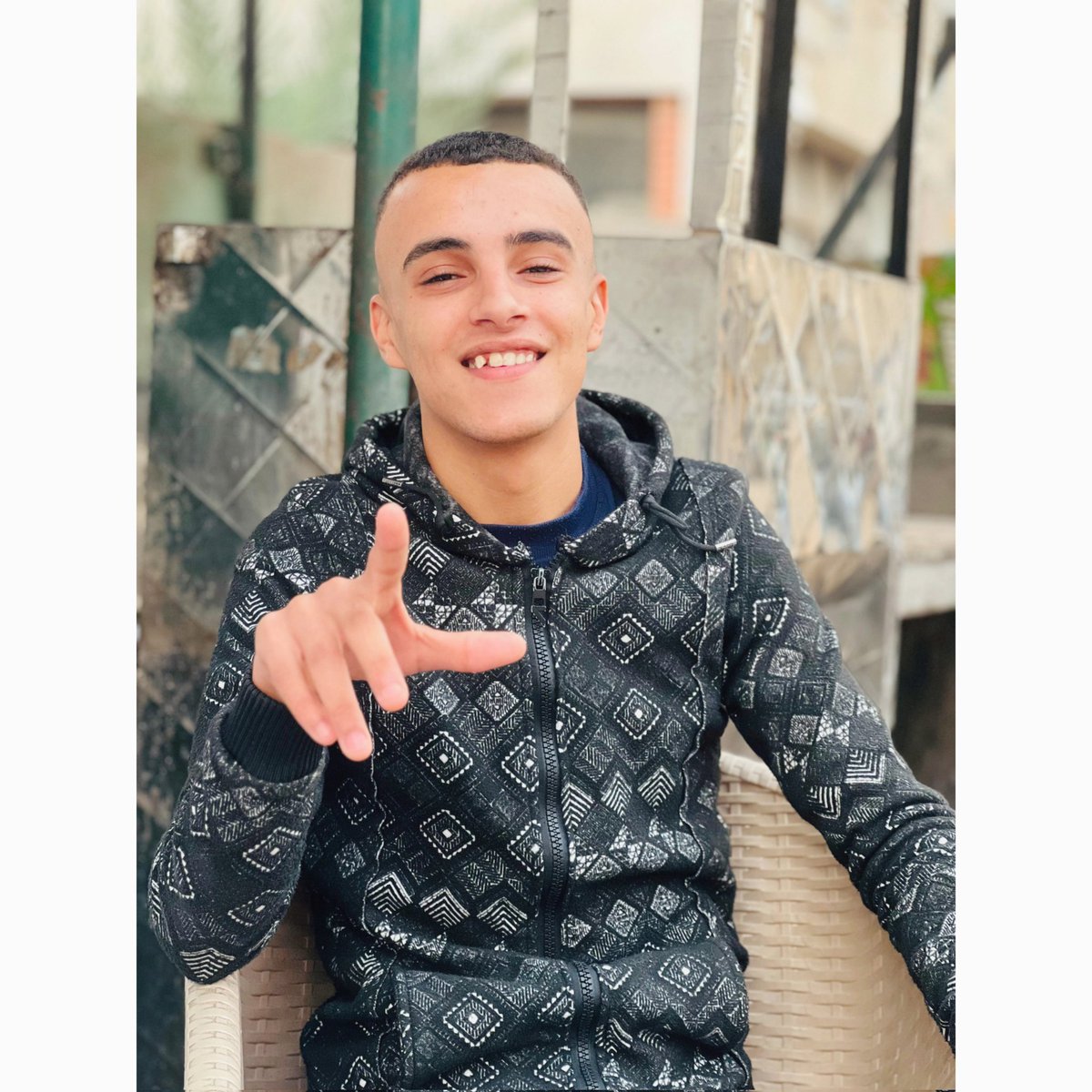 اللي ملهوش فروع ملهوش جدور واللي جدوره خيباانه فروعه دبلانه