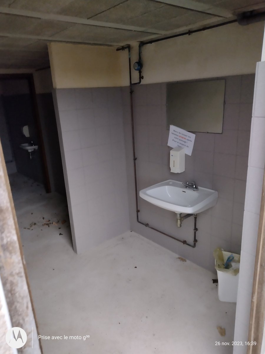 ThiChaplain's tweet photo. Y a deux #toilettespubliques mises à disposition gratuitement dans le bourg de #Locarn. Une commune rurale de 410habitants. Dire qu'il y a une député qui a déposée une PPL sur le sujet (y a pas besoin d'une loi). #KreizBreizh #équité #CôtesdArmor https://t.co/u3ZSkC2dIo