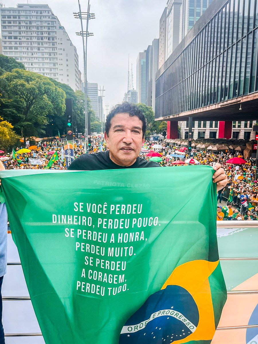 Na Av. Paulista agora, em honra à memória de Cleriston Pereira e pela nossa democracia.