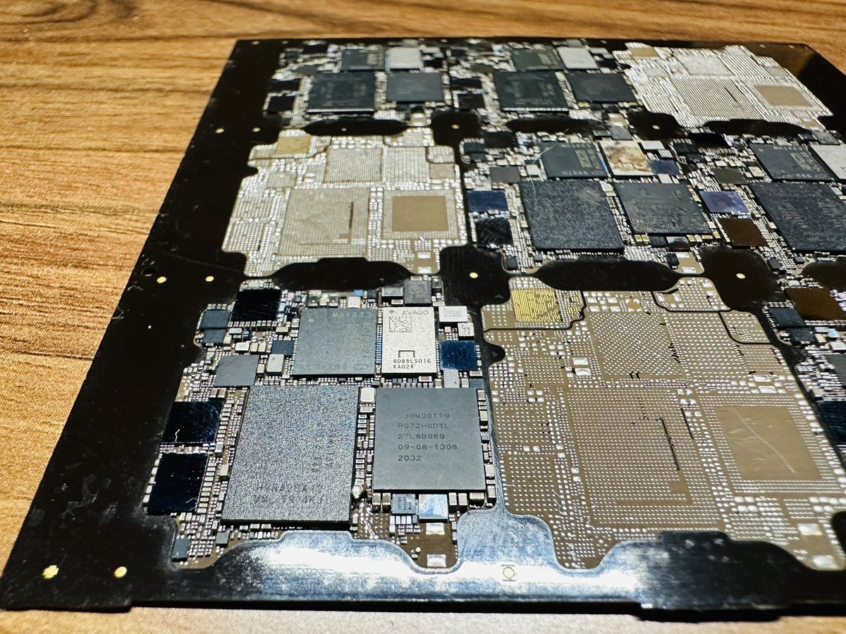 MrWhite128's tweet photo. Apple Watch S6 motherboard https://t.co/8C61sUsFJh