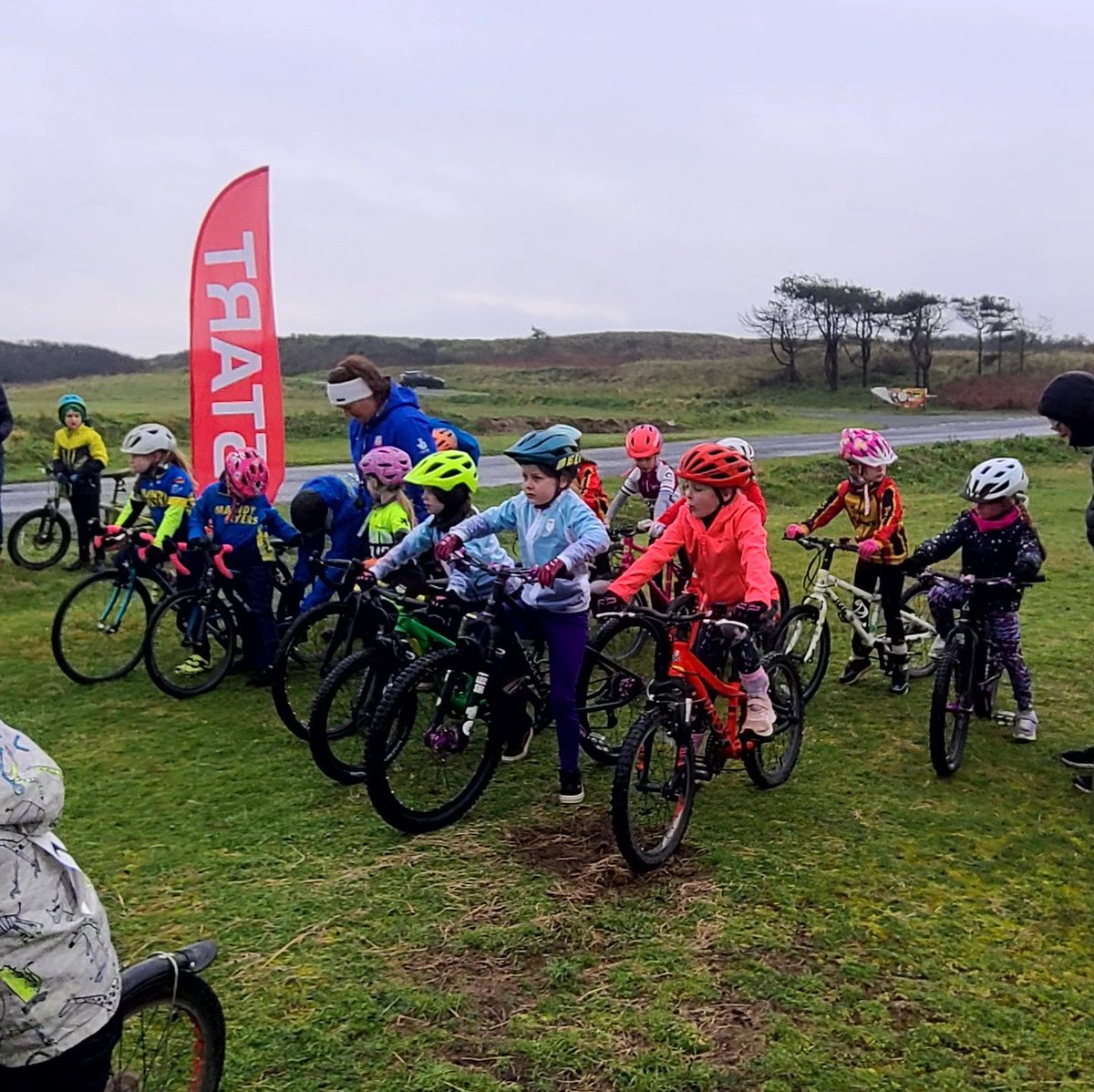 Today cyclo-cross under 8 girls race there were 12 girls how amazing is that? So great to see @WelshCycling  #womencycling