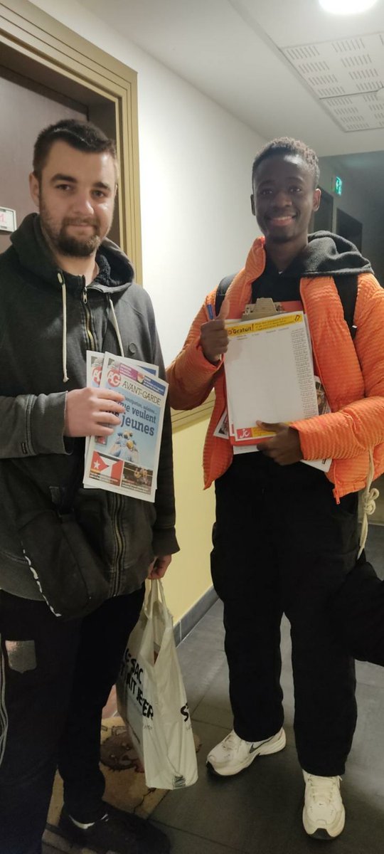 MJCF68's tweet photo. Les jeunes communistes du Haut Rhin était une nouvelle fois sur le terrain cette semaine, au programme distribution d'avant garde et pétition pour les transports en commun gratuit (cc @BusGratuit68 ) https://t.co/YuKTZoHUu9