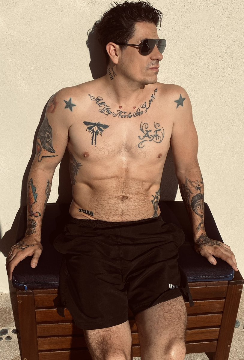 Qué van a decir tus hijos de tus tatuajes, preferencia s3xu@l o color de piel???
-Absolutamente NADA, ningún niño nace con prejuicios p3ndej0s.