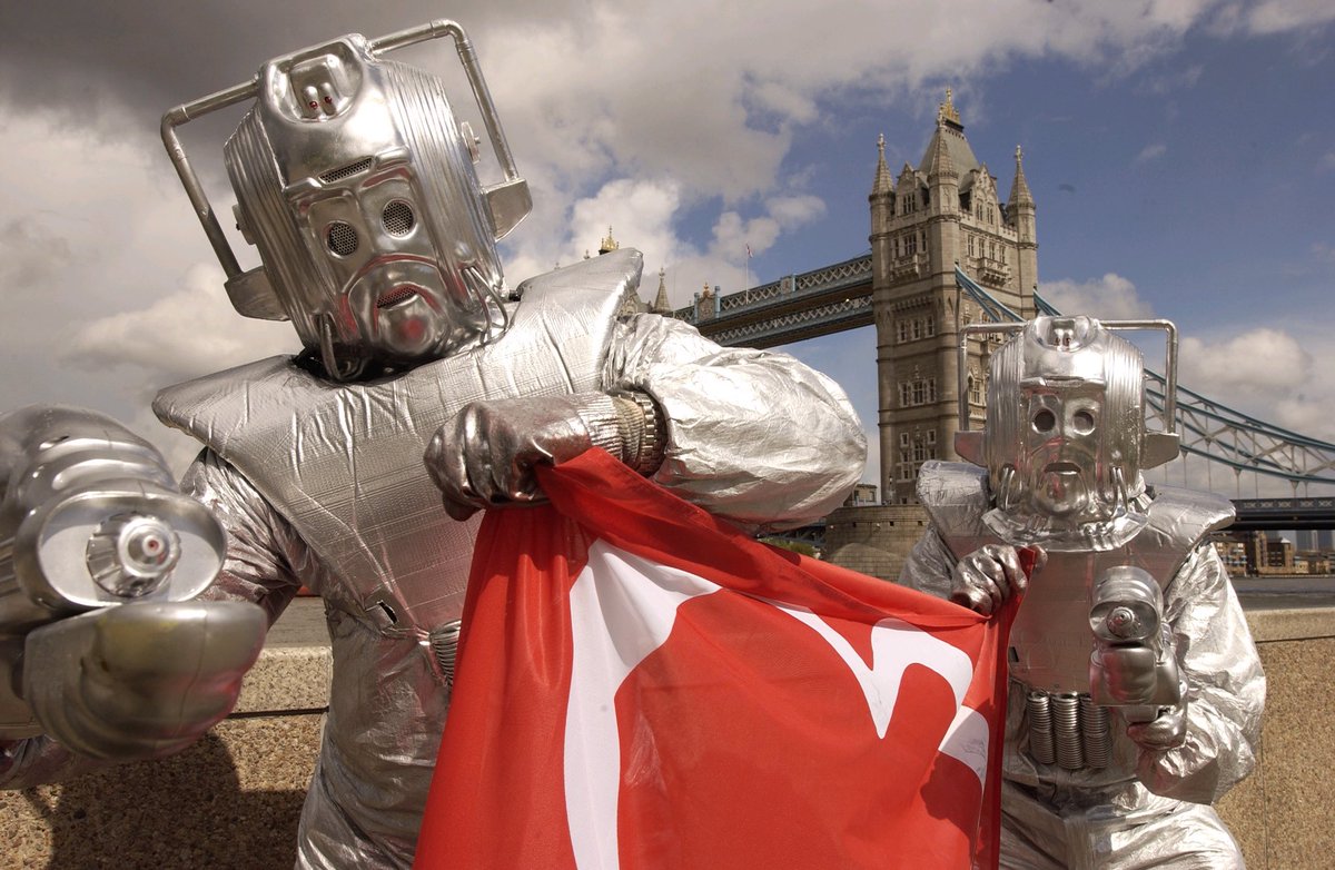 WreckDive's tweet photo. Happy Birthday Dr Who! at 60! This was brother @kinasebiology and I running the @LondonMarathon 2005, was a fantastic day, if a trifle warm. Raising money for the wonderful @TheBHF in memory of Dad x #DrWho @DrWho247 @DrWhoNews #cybermen #family @bbcdoctorwho #funrunners #charity https://t.co/MANk3ElH3H
