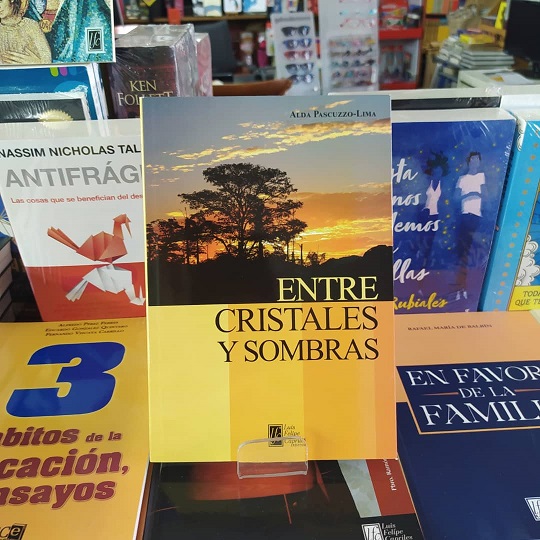 #AmigosDeLetras 
Mi libro 'Entre cristales y sombras' ya está a la venta en la Librería & Café Kálathos @KalathosLibros (Centro de Arte Los Galpones. Los Chorros. Caracas.) 
____
#26noviembre #Libros #Poemario #LibrosVenezolanos @lfceditor @tlpl2003 #AldaPascuzzoLima