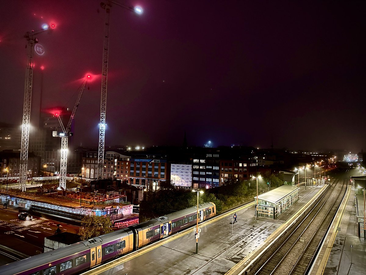 SnrConductorJim's tweet image. Quite a cold, foggy night here at #SnowHill!

Time for a coffee methinks!

@WestMidRailway

#DispatchersOfTwitter #DispatchersOfX #RailwayFamily #RailwayLife #Trains #Class172