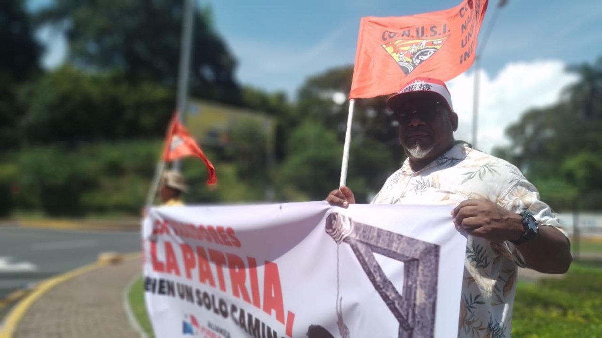 conusi21's tweet photo. 📍 🏛️Seguimos en resistencia, hasta derogar la Ley 406, volanteo en la Avenida de los Mártires, previo para subir a la CSJ.🇵🇦

¡La resistencia es nuestra fuerza! 👊

Unidos, firmes y decididos, el pueblo hace historia.🇵🇦
#CONUSIEnAcción #DerogatoriaYa #NoALaMineria #PanamáUnido https://t.co/GvJoanMVa1