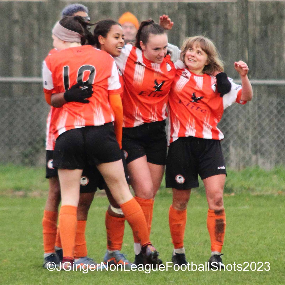 An entertaining match at The Robert Parker Stadium with @AshfordTownWFC coming back from 0-1 to win 2-1 & take 3 points from @WorthingFCWomen @FAWNL A few match photos more to follow on Flikr
#Football #Womensfootball #supportGrassroots #ashford @MiddlesexSports @NonLeagueCrowd