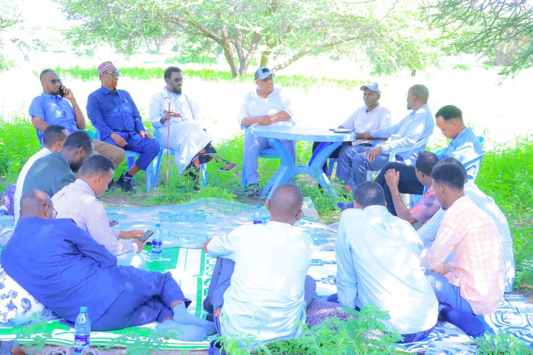 MDhagacade's tweet photo. Waxaa aan ku Faraxsanahay in aan maanta ka qeybgalo Qado sharafeed Maamulka degmada Cadaado u sameeyey ruugcaddaa Saxaafadeed Abdisalam #Hereri oo maalmahan Booqashu ku yimid degmada #Cadaado. https://t.co/Ik6aJROLjr