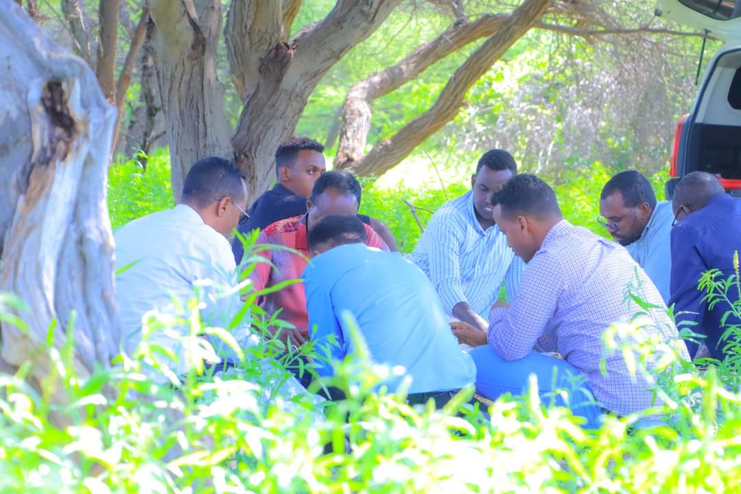 MDhagacade's tweet photo. Waxaa aan ku Faraxsanahay in aan maanta ka qeybgalo Qado sharafeed Maamulka degmada Cadaado u sameeyey ruugcaddaa Saxaafadeed Abdisalam #Hereri oo maalmahan Booqashu ku yimid degmada #Cadaado. https://t.co/Ik6aJROLjr