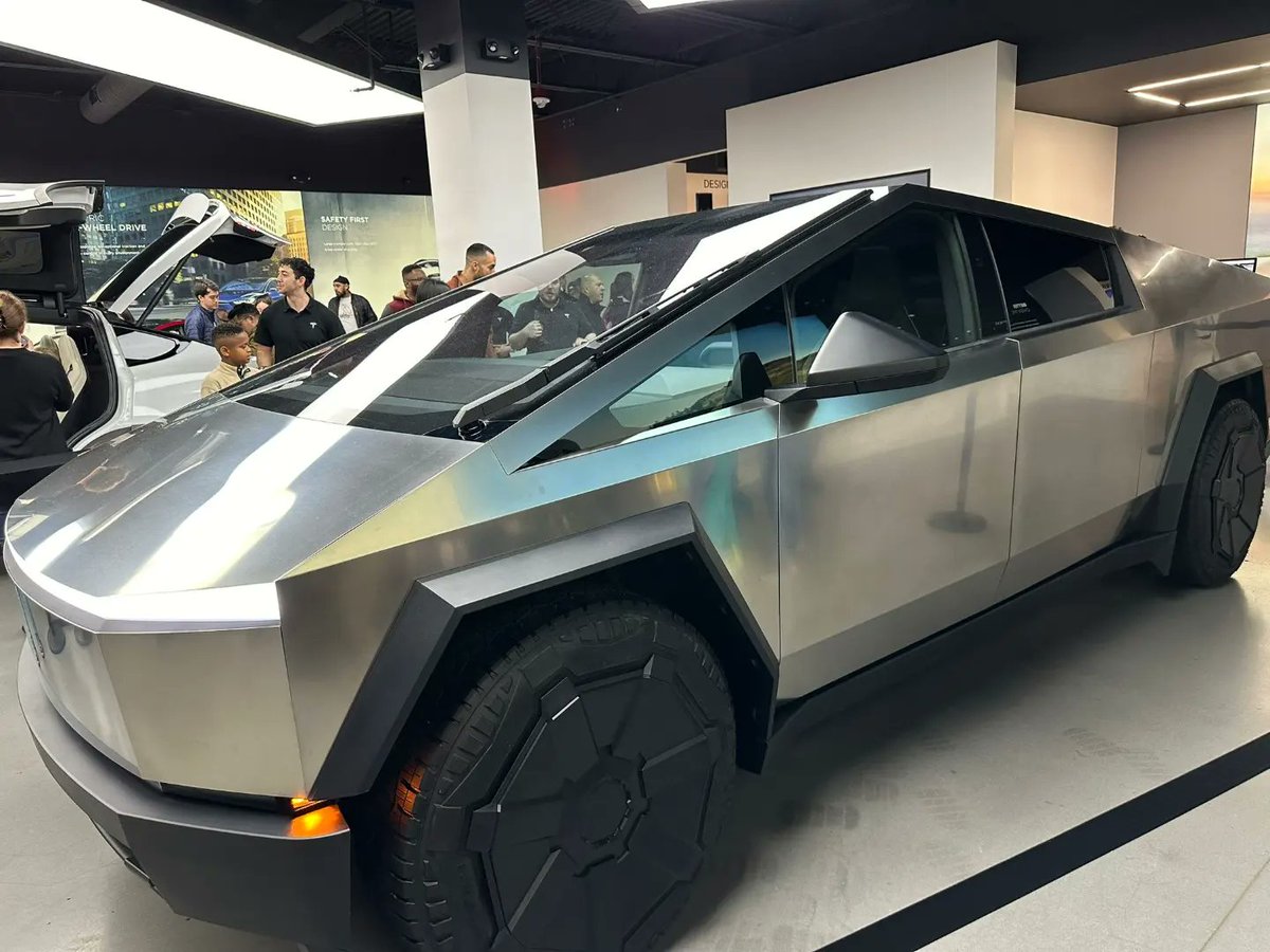 dr_mpolya's tweet photo. When the Tesla cybertruck and bot are near you #Tesla #Elonmusk #teslabot https://t.co/MXX4qPQKY5