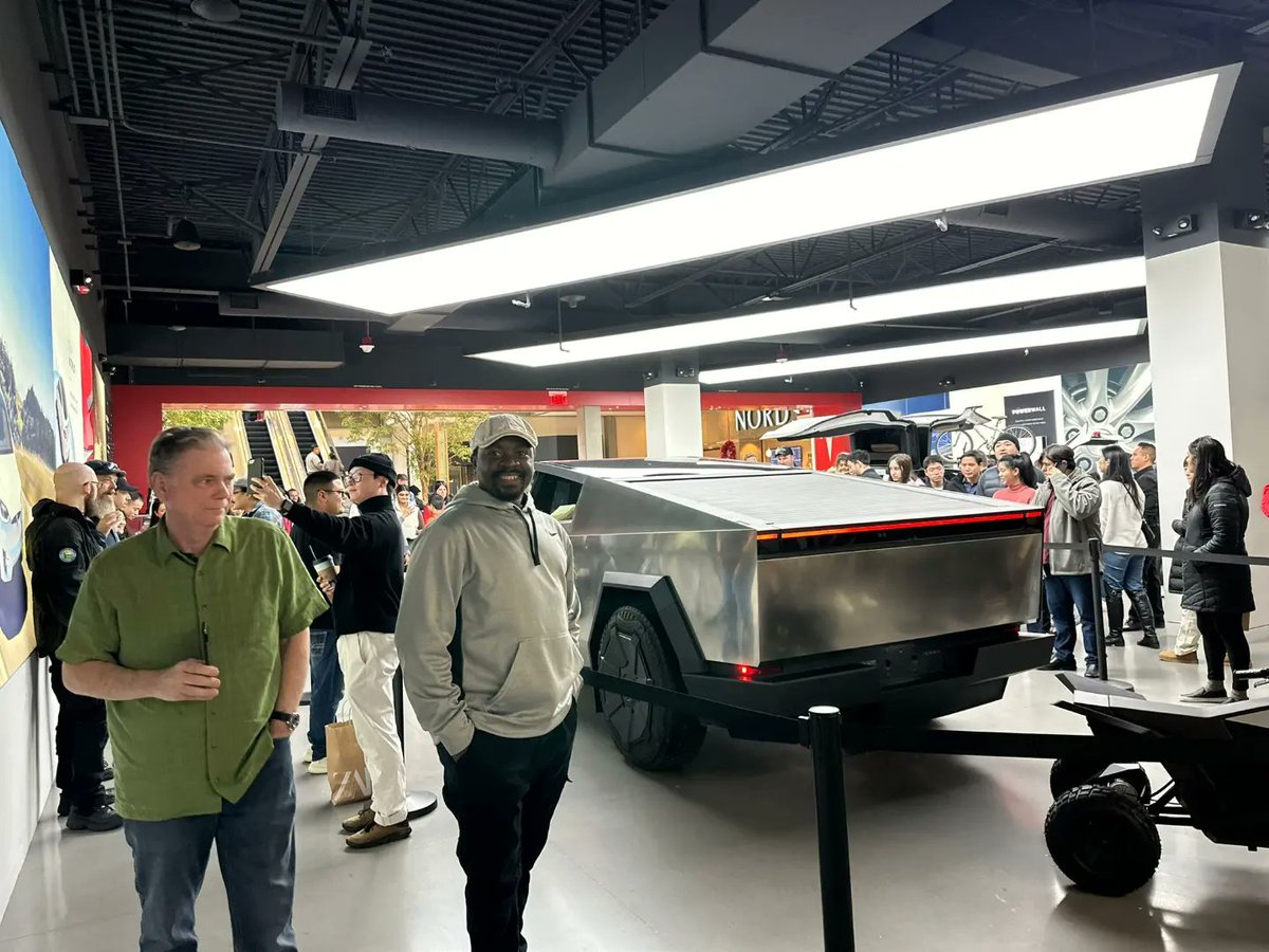 dr_mpolya's tweet photo. When the Tesla cybertruck and bot are near you #Tesla #Elonmusk #teslabot https://t.co/MXX4qPQKY5