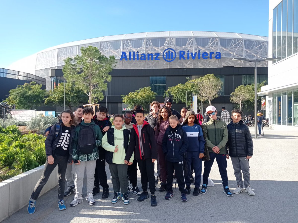 JosephVernier's tweet photo. 20 élèves de l'as du collège Vernier ont  aujourd'hui à la victoire de  @ogcnice
Superbe après midi !! 
Merci aux professeurs sur place ce dimanche après midi https://t.co/iZFBigqoyo