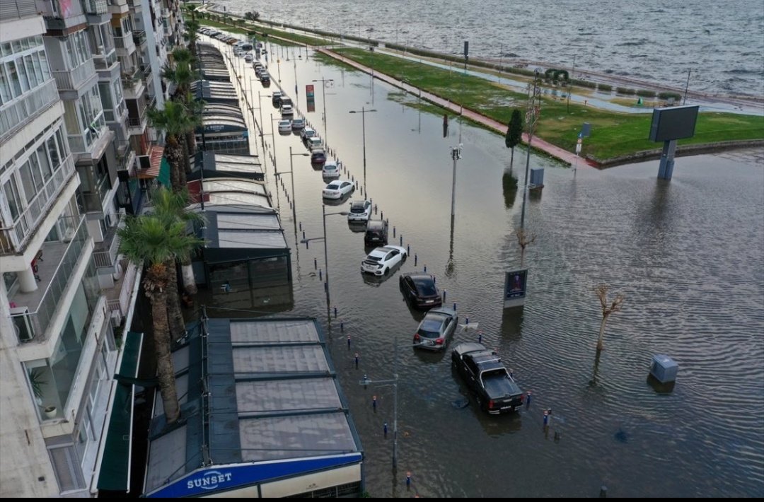 #İzmir'deki yağmur ve fırtına sonrası birçok ev ve işyerini su bastı.

Kapitalist sistemin; rant ve kâr için dere yataklarını imara açması ve doğayı hunharca talan etmesi insanların canını tehlikeye atıyor. 

Doğamızı katleden kapitalist sistemi örgütlü mücadelemizle yıkacağız.