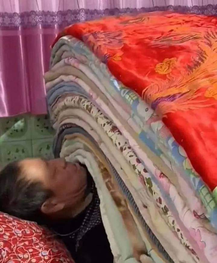 hashjenni's tweet image. them: "it's not even that cold" 

me: