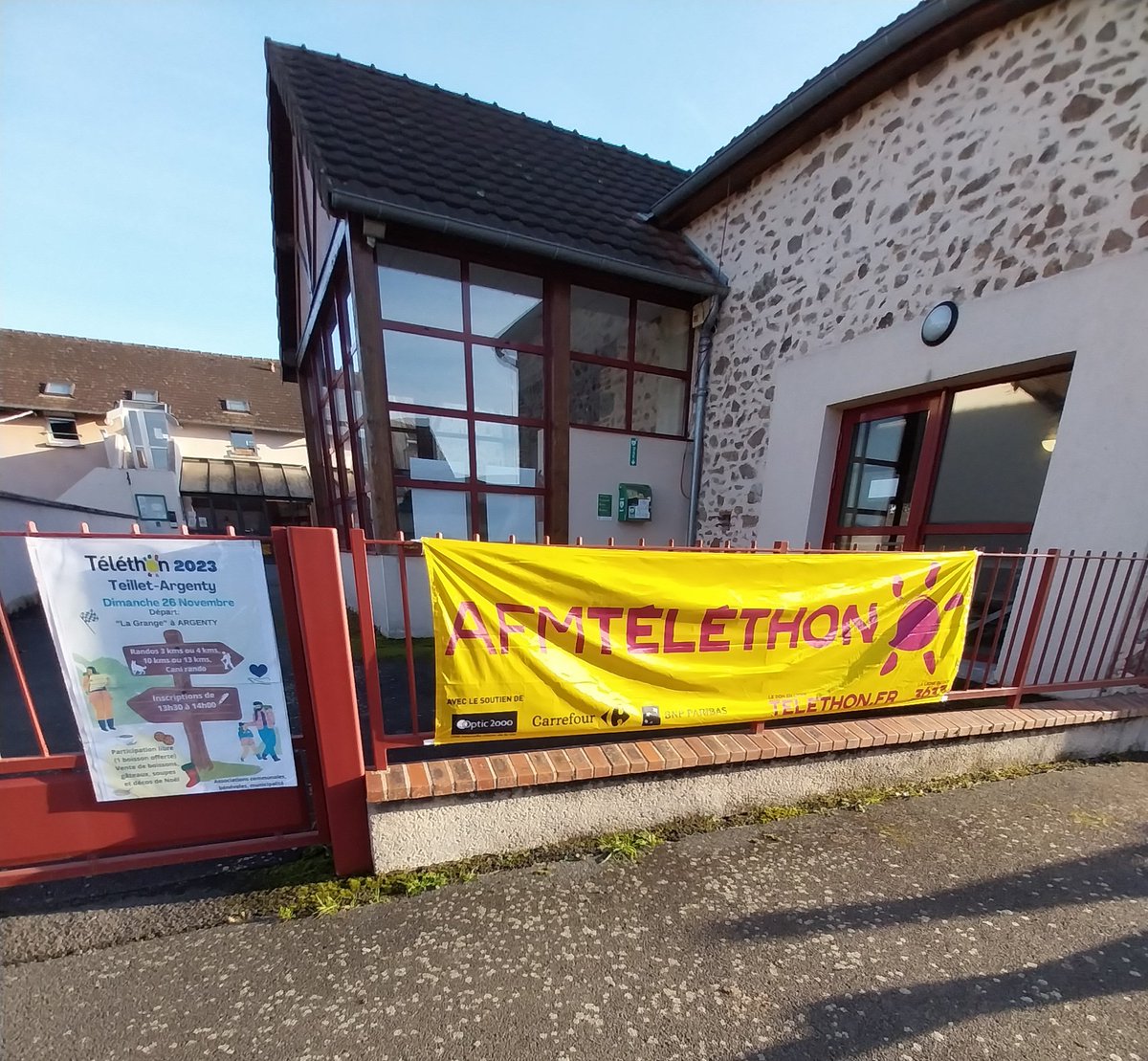 MartineCONORD's tweet photo. À Teillet-Argenty @Allierdpt limite @Departement_23 : randonnée #Telethon2023 #AFMTelethon03
Après l'effort, le réconfort !
#Fiersdenosbenevoles. Merci aux randonneurs venus nombreux.
@Telethon_France @GenethonFr https://t.co/yTxgOAcrx8
