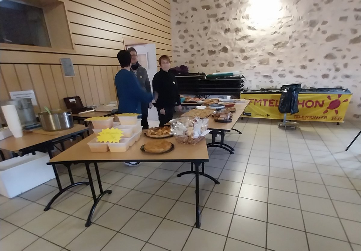 MartineCONORD's tweet photo. À Teillet-Argenty @Allierdpt limite @Departement_23 : randonnée #Telethon2023 #AFMTelethon03
Après l'effort, le réconfort !
#Fiersdenosbenevoles. Merci aux randonneurs venus nombreux.
@Telethon_France @GenethonFr https://t.co/yTxgOAcrx8