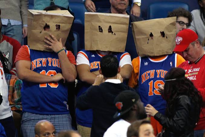 Ndani ya NBA, inaaminika mashabiki wa NEW YORK KNICKS ndio wenye vurugu zaidi.
Msimu wa 2020/21 walifanikiwa kuingia playoffs baada ya kukaa miaka 7 bila kufika hatua hiyo.
Amsha amsha zilivyokua mitaani utadhani wamebeba NBA 😂
Wengi wanajiuliza itakuaje siku wakitwaa NBA🤔😂