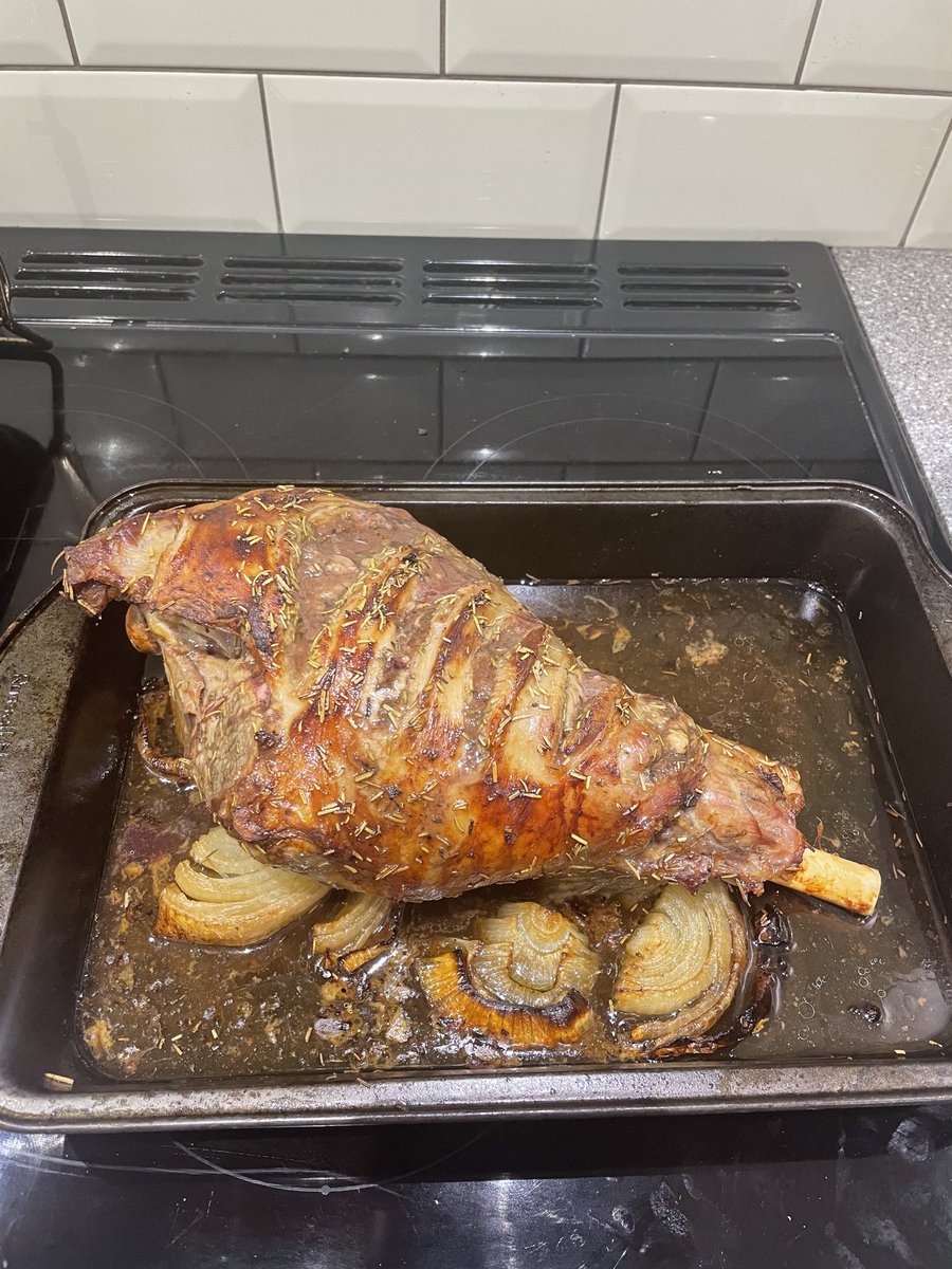 awenmai's tweet photo. Be gwell ar pnawn Sul❤️What Sundays are for😁🙌🏼 #WelshLamb #ciniosul #lovecookingaroast ❤️ https://t.co/1XTd8sWnzG