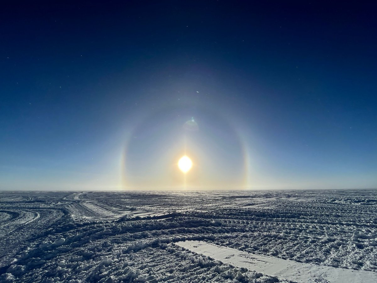 ☀️ A beautiful halo welcomes our team for the new drilling season! 

Scoto©PNRA/IPEV