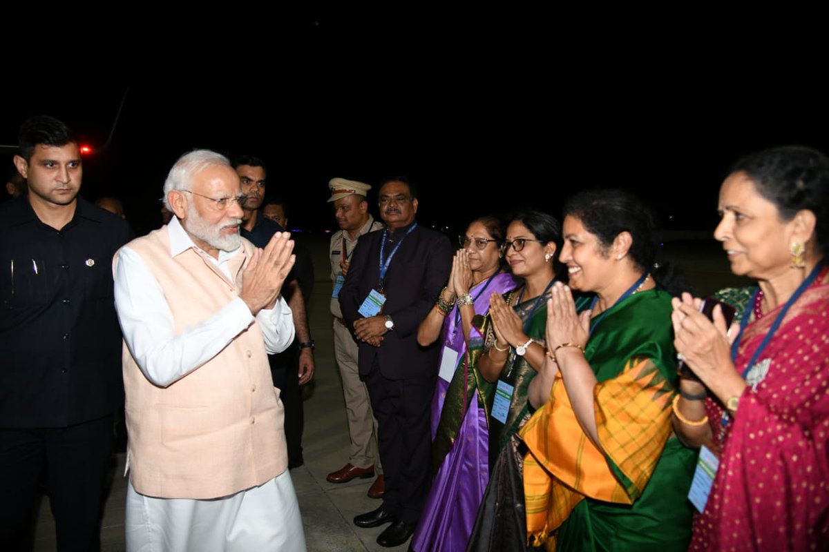 BJP4Andhra's tweet photo. కార్తీక పౌర్ణమి సందర్భంగా కలియుగ ప్రత్యక్ష దైవం వెంకన్న సేవలో పాల్గొన్నడానికి తిరుమల విచ్చేస్తున్న మన ప్రియతమ ప్రధాని శ్రీ @narendramodi గారికి సాదర స్వాగతం పలుకుతున్న బిజెపి ఆంధ్రప్రదేశ్ శ్రేణులు https://t.co/iso5Pyti7Q