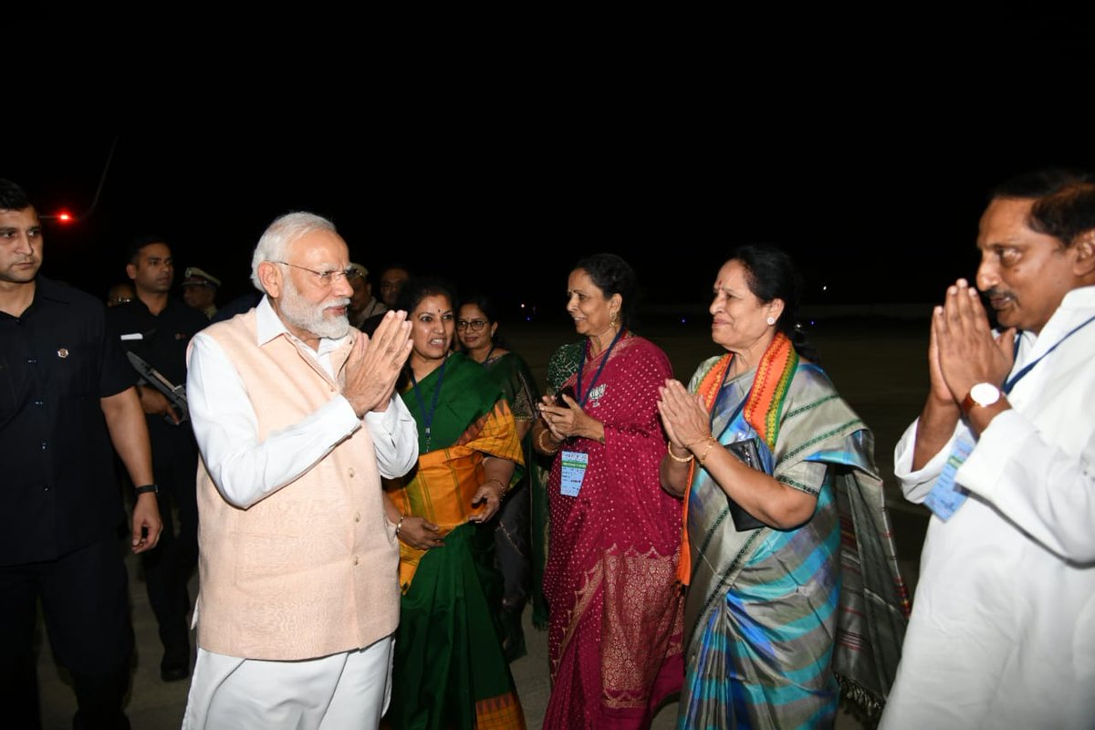 BJP4Andhra's tweet photo. కార్తీక పౌర్ణమి సందర్భంగా కలియుగ ప్రత్యక్ష దైవం వెంకన్న సేవలో పాల్గొన్నడానికి తిరుమల విచ్చేస్తున్న మన ప్రియతమ ప్రధాని శ్రీ @narendramodi గారికి సాదర స్వాగతం పలుకుతున్న బిజెపి ఆంధ్రప్రదేశ్ శ్రేణులు https://t.co/iso5Pyti7Q