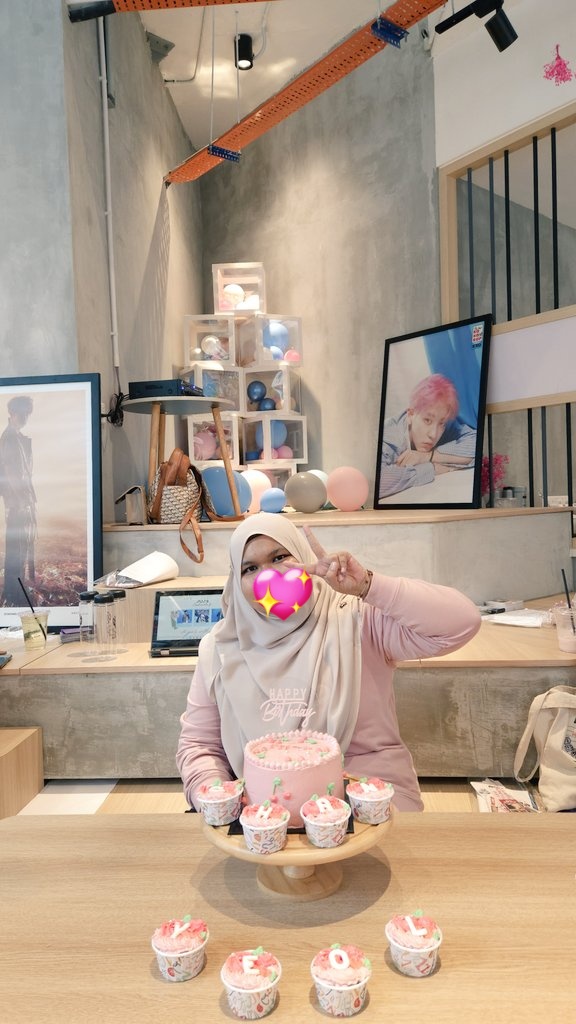ctnuraisyah54's tweet photo. Chanyeol ialah ubat saya🫶🍒 
Terima kasih bye 🥰
#SweetCherryBossDay 
#체리대장_찬열_HBD #StayWithLoey 
#HappyChanyeolDay https://t.co/y0OQXWedOW