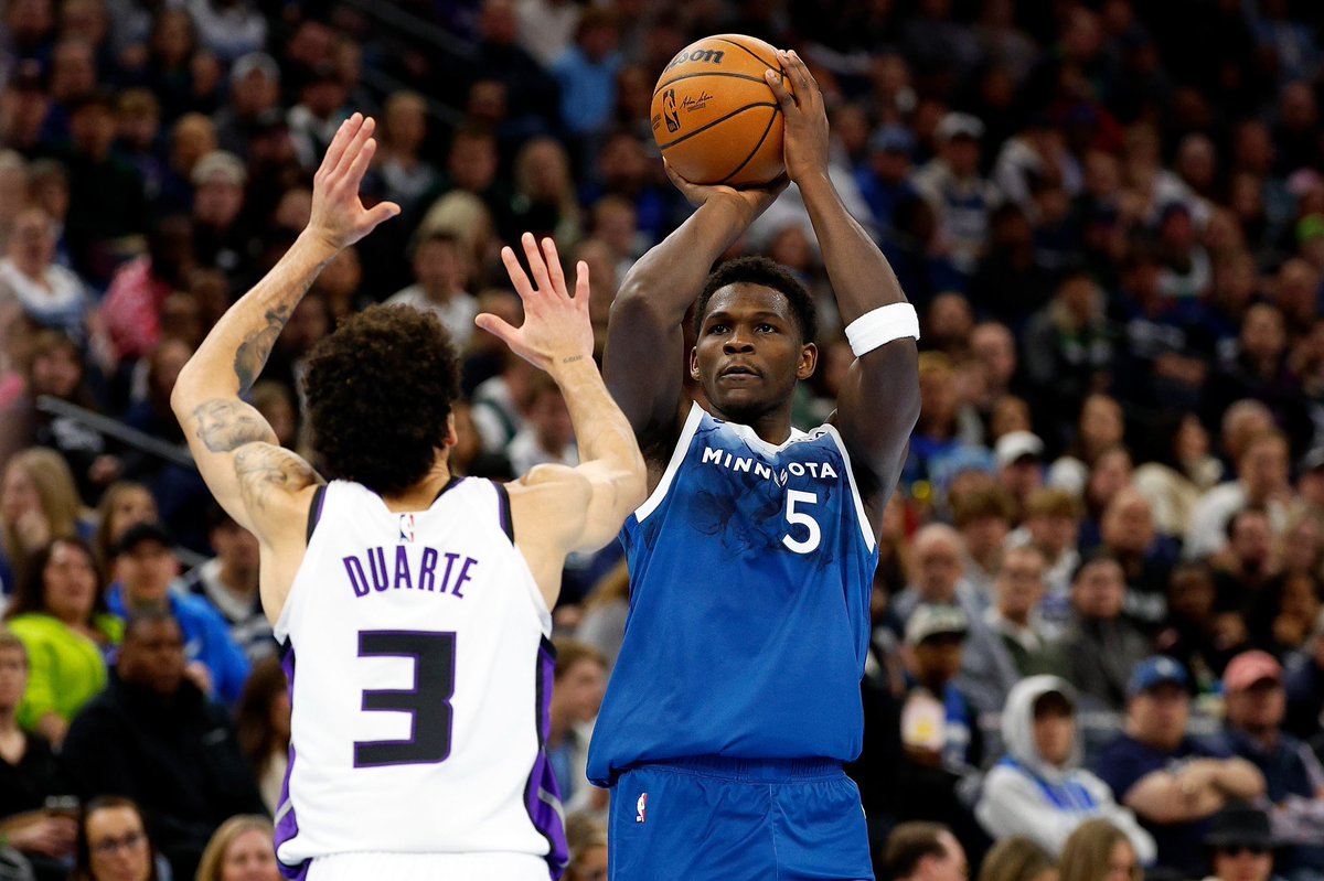 KingsShowYo's tweet photo. Anthony Edwards &amp; De’Aaron Fox last night:

Anthony

PTS: 35
AST: 5
REB: 7 

Fox

PTS: 36
AST: 12
REB: 7

124-111 Kings Win https://t.co/UrU1wBQHfF