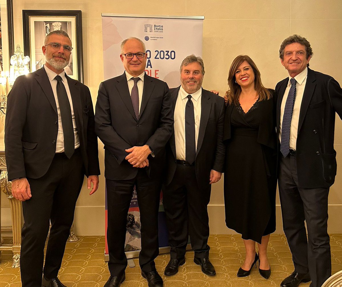 lucianonobili's tweet photo. A Parigi per sostenere la candidatura di @Expo2030Roma in una serata con gli ambasciatori e i rappresentanti di molti Paesi, insieme a oltre 60 delegati del @bieparis, che martedì decideranno la città vincitrice.
Orgoglioso di aver rappresentato la @RegioneLazio, con i miei colleghi @emaddai e @damaura75 al fianco di @Roma e del sindaco @gualtierieurope in una collaborazione virtuosa tra istituzioni, imprese, reti sociali, cittadini per un obiettivo tanto difficile quanto entusiasmante.
Roma non vuole imporre una visione al mondo ma offrire un palcoscenico unico al mondo all’intera umanità e una legacy straordinaria ai Paesi che parteciperanno: un padiglione permanente a disposizione negli anni. 
Roma è l’unica, tra le città candidate con una storia millenaria e una dimensione contemporanea fatta di apertura, incontro, scambio di culture. Che può offrire al mondo un patrimonio collettivo di creatività, di ingegno, di libertà e di bellezza.
L’unica ad aver messo al centro del suo dossier e della sua sfida le persone. E il loro rapporto con il territorio. L’unica a scommettere su rigenerazione, inclusione e innovazione come chiavi per superare le sfide poste dalla complessità del mondo di oggi, che esplodono proprio nello sviluppo delle grandi aree urbane.
Expo 2030 è una grande opportunità per Roma: di crescita, di investimenti, di riqualificazione, di futuro.
Ma anche Roma è una grande opportunità per Expo 2030: per il suo carattere universale, per i valori che incarna davanti a tutta l’umanità. Ma anche perché è l’unica in cui chiunque arriverà, da dovunque venga, qualunque sia la sua provenienza e la sua storia, la sua fede, il colore della sua pelle, il suo orientamento politico o sessuale, potrà sentirsi a casa.
#Roma #Expo2030