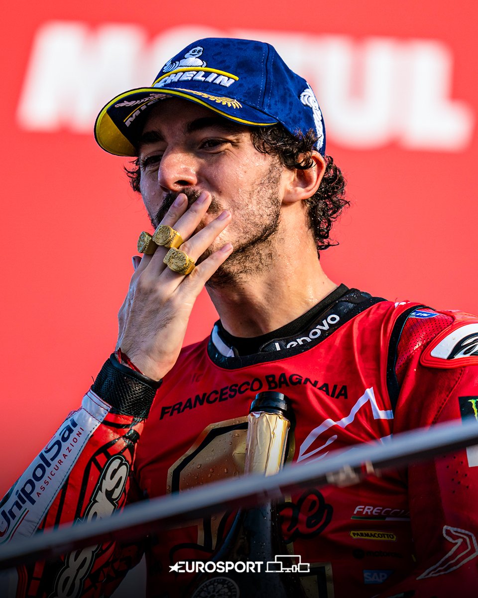 Eurosport_IT's tweet photo. A casa loro, ancora una volta 🏆😌

Pecco Bagnaia porta la Ducati e l'Italia sul tetto del mondo per il secondo anno consecutivo 🇮🇹

#Bagnaia #ValenciaGP #MotoGP @PeccoBagnaia https://t.co/Kg8whJlLmr