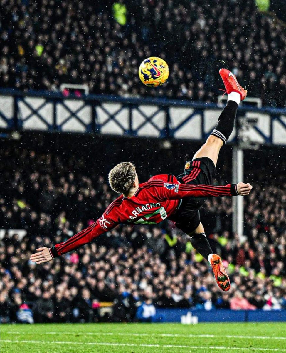Alejandro Garnacho scored this sensational goal to give Manchester United the lead against Everton. Unbelievable goal 🔥 #GTVSports