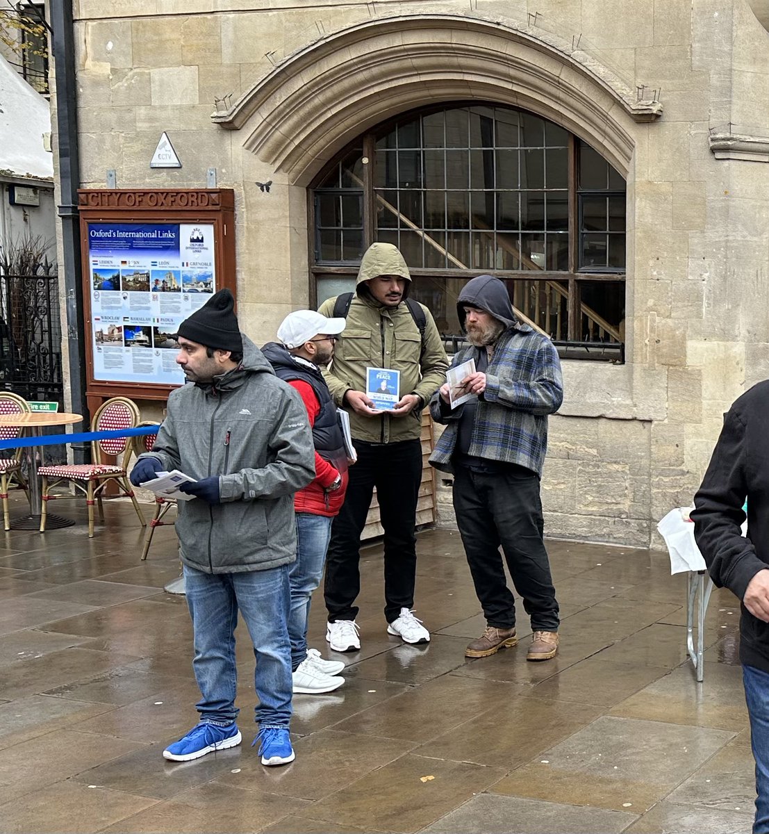AMYA_Oxford's tweet photo. #November is Islamophobia awareness month and our youth were out in #Oxford city center raising awareness about Islam’s peaceful teachings and removing misconceptions. 
#TrueIslam #Peace #Justice https://t.co/3GEvzL8N7g